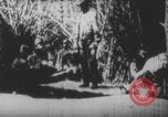 Image Les soldats français portent des corps Europe, 1915, de la seconde 54 séquences d'archives historiques vidéo 65675079200