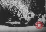 Image Les soldats français portent des corps Europe, 1915, de la seconde 59 séquences d'archives historiques vidéo 65675079200