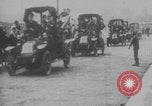 Image Paris taxi taxis transport soldats WWI Paris France, 1914, de la seconde 18 séquences d'archives historiques vidéo 65675079207