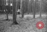 Standbild Französische Mitarbeiter Auto Tanks navigieren Wald Frankreich, 1917, aus Sekunde 3 historischem Filmmaterial Videoclip 65675079225