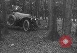 Standbild Französische Mitarbeiter Auto Tanks navigieren Wald Frankreich, 1917, aus Sekunde 9 historischem Filmmaterial Videoclip 65675079225