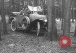 Standbild Französische Mitarbeiter Auto Tanks navigieren Wald Frankreich, 1917, aus Sekunde 10 historischem Filmmaterial Videoclip 65675079225