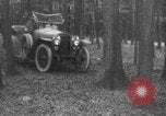 Standbild Französische Mitarbeiter Auto Tanks navigieren Wald Frankreich, 1917, aus Sekunde 12 historischem Filmmaterial Videoclip 65675079225
