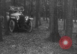 Standbild Französische Mitarbeiter Auto Tanks navigieren Wald Frankreich, 1917, aus Sekunde 13 historischem Filmmaterial Videoclip 65675079225