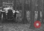 Standbild Französische Mitarbeiter Auto Tanks navigieren Wald Frankreich, 1917, aus Sekunde 14 historischem Filmmaterial Videoclip 65675079225