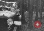Standbild Französische Mitarbeiter Auto Tanks navigieren Wald Frankreich, 1917, aus Sekunde 15 historischem Filmmaterial Videoclip 65675079225
