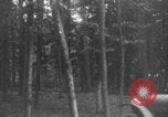 Standbild Französische Mitarbeiter Auto Tanks navigieren Wald Frankreich, 1917, aus Sekunde 16 historischem Filmmaterial Videoclip 65675079225
