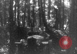 Standbild Französische Mitarbeiter Auto Tanks navigieren Wald Frankreich, 1917, aus Sekunde 26 historischem Filmmaterial Videoclip 65675079225