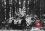 Standbild Französische Mitarbeiter Auto Tanks navigieren Wald Frankreich, 1917, aus Sekunde 27 historischem Filmmaterial Videoclip 65675079225