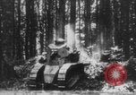 Standbild Französische Mitarbeiter Auto Tanks navigieren Wald Frankreich, 1917, aus Sekunde 28 historischem Filmmaterial Videoclip 65675079225
