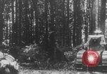 Standbild Französische Mitarbeiter Auto Tanks navigieren Wald Frankreich, 1917, aus Sekunde 30 historischem Filmmaterial Videoclip 65675079225
