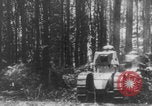 Standbild Französische Mitarbeiter Auto Tanks navigieren Wald Frankreich, 1917, aus Sekunde 31 historischem Filmmaterial Videoclip 65675079225