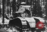 Standbild Französische Mitarbeiter Auto Tanks navigieren Wald Frankreich, 1917, aus Sekunde 32 historischem Filmmaterial Videoclip 65675079225