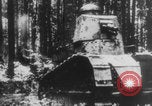 Standbild Französische Mitarbeiter Auto Tanks navigieren Wald Frankreich, 1917, aus Sekunde 33 historischem Filmmaterial Videoclip 65675079225