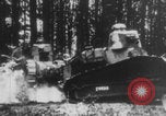 Standbild Französische Mitarbeiter Auto Tanks navigieren Wald Frankreich, 1917, aus Sekunde 34 historischem Filmmaterial Videoclip 65675079225