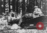 Standbild Französische Mitarbeiter Auto Tanks navigieren Wald Frankreich, 1917, aus Sekunde 35 historischem Filmmaterial Videoclip 65675079225