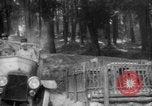 Standbild Französische Mitarbeiter Auto Tanks navigieren Wald Frankreich, 1917, aus Sekunde 38 historischem Filmmaterial Videoclip 65675079225