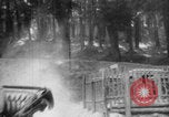 Standbild Französische Mitarbeiter Auto Tanks navigieren Wald Frankreich, 1917, aus Sekunde 39 historischem Filmmaterial Videoclip 65675079225