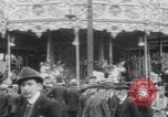 Standbild Paris Karussell Montmartre WWI Paris Frankreich, 1914, aus Sekunde 17 historischem Filmmaterial Videoclip 65675079226