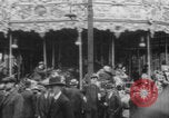 Standbild Paris Karussell Montmartre WWI Paris Frankreich, 1914, aus Sekunde 18 historischem Filmmaterial Videoclip 65675079226