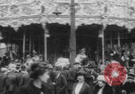 Standbild Paris Karussell Montmartre WWI Paris Frankreich, 1914, aus Sekunde 20 historischem Filmmaterial Videoclip 65675079226