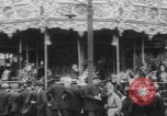 Standbild Paris Karussell Montmartre WWI Paris Frankreich, 1914, aus Sekunde 23 historischem Filmmaterial Videoclip 65675079226