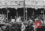 Standbild Paris Karussell Montmartre WWI Paris Frankreich, 1914, aus Sekunde 24 historischem Filmmaterial Videoclip 65675079226