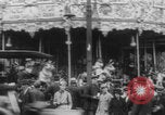Standbild Paris Karussell Montmartre WWI Paris Frankreich, 1914, aus Sekunde 25 historischem Filmmaterial Videoclip 65675079226