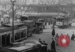 Standbild Paris Karussell Montmartre WWI Paris Frankreich, 1914, aus Sekunde 31 historischem Filmmaterial Videoclip 65675079226