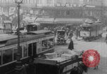 Standbild Paris Karussell Montmartre WWI Paris Frankreich, 1914, aus Sekunde 32 historischem Filmmaterial Videoclip 65675079226