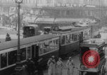 Standbild Paris Karussell Montmartre WWI Paris Frankreich, 1914, aus Sekunde 35 historischem Filmmaterial Videoclip 65675079226