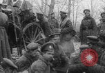 Standbild Russische Soldaten ruhen fallenden Schnee WWI Russland, 1917, aus Sekunde 3 historischem Filmmaterial Videoclip 65675079240