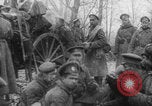 Standbild Russische Soldaten ruhen fallenden Schnee WWI Russland, 1917, aus Sekunde 4 historischem Filmmaterial Videoclip 65675079240
