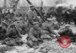 Standbild Russische Soldaten ruhen fallenden Schnee WWI Russland, 1917, aus Sekunde 6 historischem Filmmaterial Videoclip 65675079240