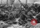 Standbild Russische Soldaten ruhen fallenden Schnee WWI Russland, 1917, aus Sekunde 7 historischem Filmmaterial Videoclip 65675079240