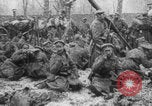 Standbild Russische Soldaten ruhen fallenden Schnee WWI Russland, 1917, aus Sekunde 8 historischem Filmmaterial Videoclip 65675079240