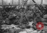 Standbild Russische Soldaten ruhen fallenden Schnee WWI Russland, 1917, aus Sekunde 9 historischem Filmmaterial Videoclip 65675079240