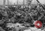 Standbild Russische Soldaten ruhen fallenden Schnee WWI Russland, 1917, aus Sekunde 10 historischem Filmmaterial Videoclip 65675079240