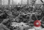 Standbild Russische Soldaten ruhen fallenden Schnee WWI Russland, 1917, aus Sekunde 11 historischem Filmmaterial Videoclip 65675079240
