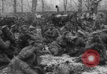 Standbild Russische Soldaten ruhen fallenden Schnee WWI Russland, 1917, aus Sekunde 12 historischem Filmmaterial Videoclip 65675079240
