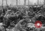 Standbild Russische Soldaten ruhen fallenden Schnee WWI Russland, 1917, aus Sekunde 14 historischem Filmmaterial Videoclip 65675079240