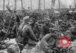 Standbild Russische Soldaten ruhen fallenden Schnee WWI Russland, 1917, aus Sekunde 15 historischem Filmmaterial Videoclip 65675079240