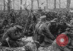 Standbild Russische Soldaten ruhen fallenden Schnee WWI Russland, 1917, aus Sekunde 17 historischem Filmmaterial Videoclip 65675079240