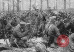 Standbild Russische Soldaten ruhen fallenden Schnee WWI Russland, 1917, aus Sekunde 18 historischem Filmmaterial Videoclip 65675079240