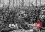 Standbild Russische Soldaten ruhen fallenden Schnee WWI Russland, 1917, aus Sekunde 20 historischem Filmmaterial Videoclip 65675079240