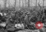 Standbild Russische Soldaten ruhen fallenden Schnee WWI Russland, 1917, aus Sekunde 21 historischem Filmmaterial Videoclip 65675079240