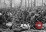 Standbild Russische Soldaten ruhen fallenden Schnee WWI Russland, 1917, aus Sekunde 22 historischem Filmmaterial Videoclip 65675079240