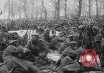 Standbild Russische Soldaten ruhen fallenden Schnee WWI Russland, 1917, aus Sekunde 24 historischem Filmmaterial Videoclip 65675079240