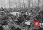 Standbild Russische Soldaten ruhen fallenden Schnee WWI Russland, 1917, aus Sekunde 25 historischem Filmmaterial Videoclip 65675079240