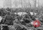 Standbild Russische Soldaten ruhen fallenden Schnee WWI Russland, 1917, aus Sekunde 26 historischem Filmmaterial Videoclip 65675079240